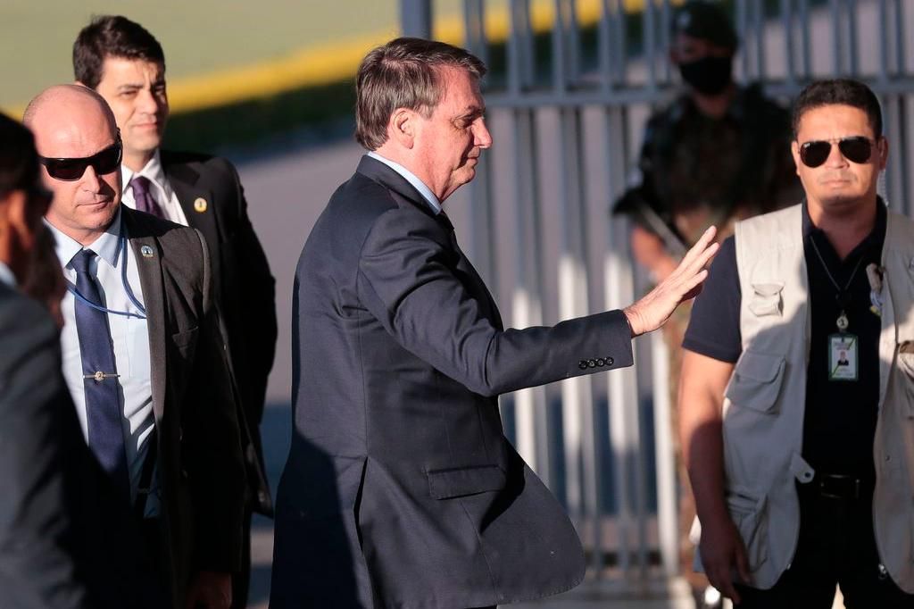 Bolsonaro cumprimenta populares no Palácio da Alvorada