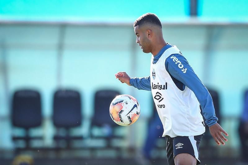 Emprestado pelo Grêmio, atacante do Caxias celebra dois gols sobre o Inter