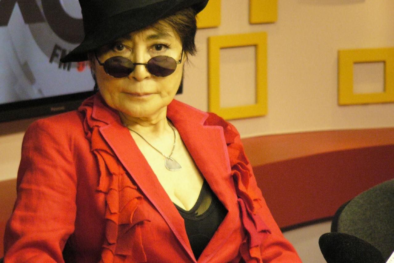 Yoko Ono volta a processar ex-assistente pessoal de John Lennon e pede R$  846 mil