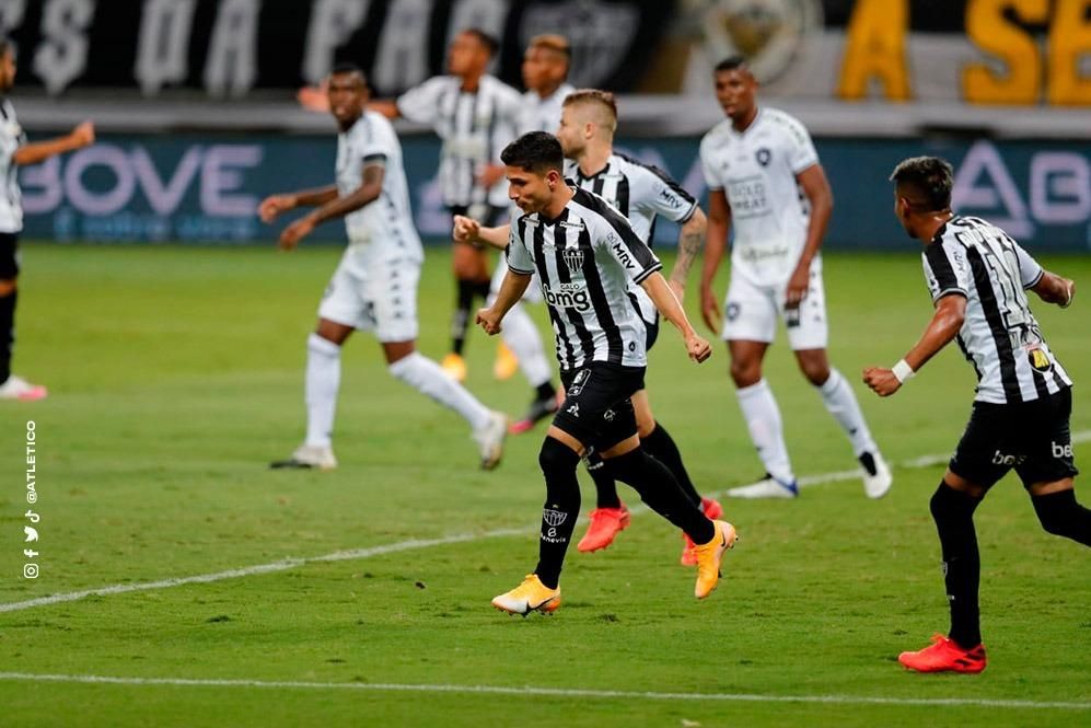 Botafogo vira sobre o Inter e abre 16 pontos de vantagem no Brasileiro