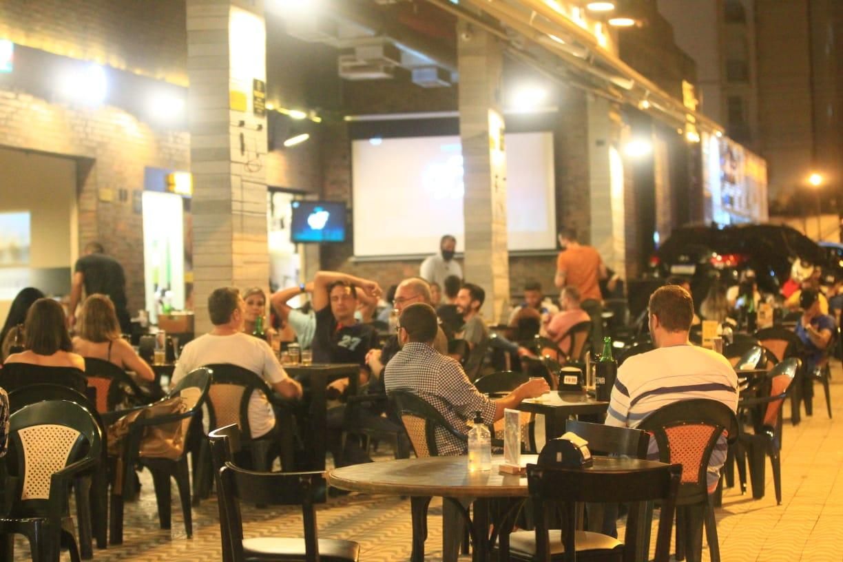 Retomada bilionária de bares e restaurantes amplia contratações