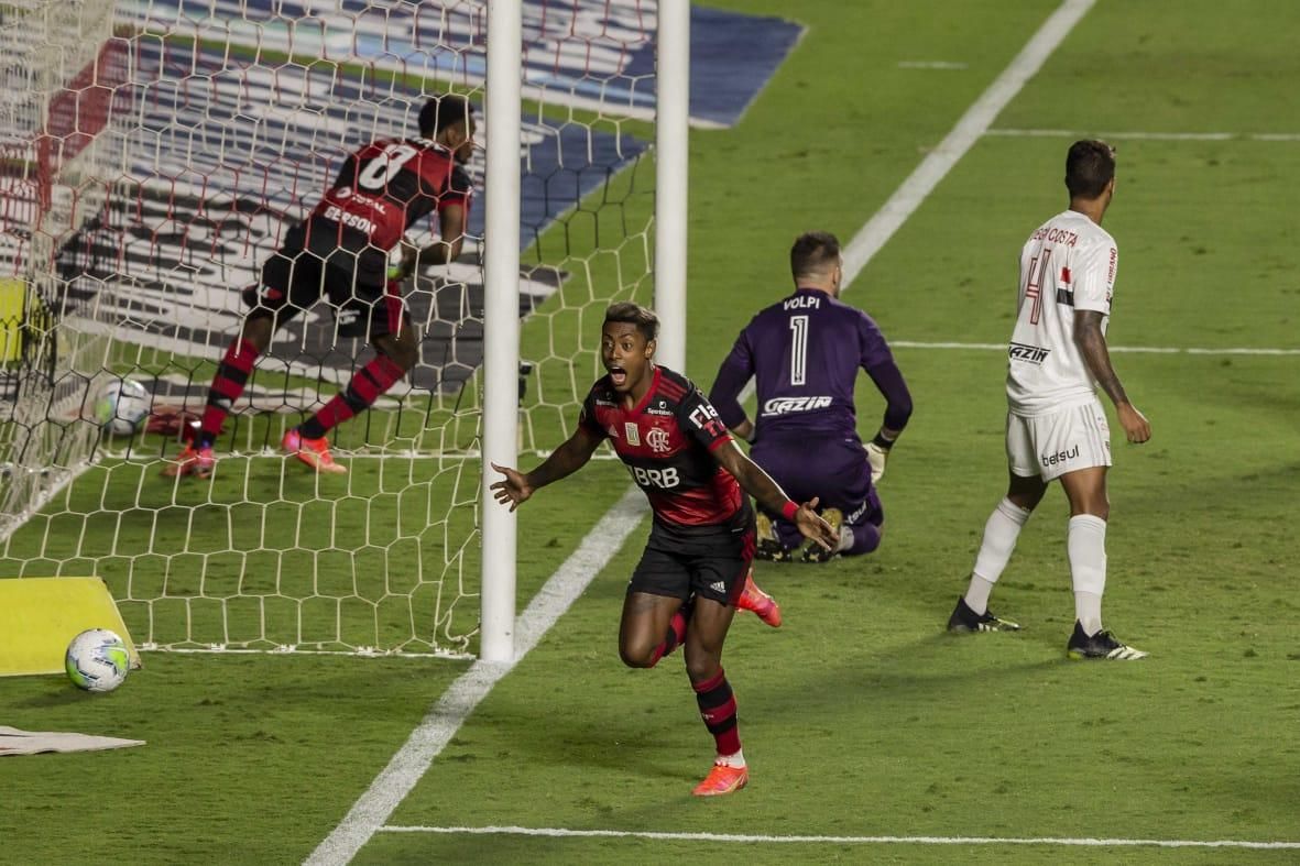 Corinthians sai atrás, mas arranca empate contra o Flamengo em