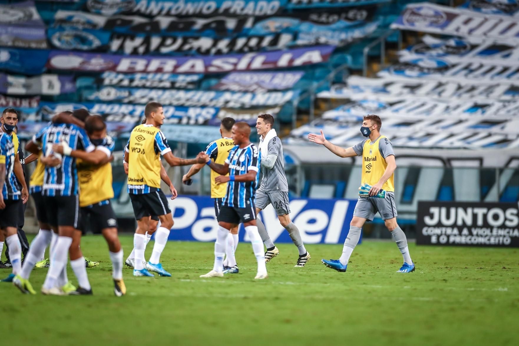 Emprestado pelo Grêmio, atacante do Caxias celebra dois gols sobre o Inter
