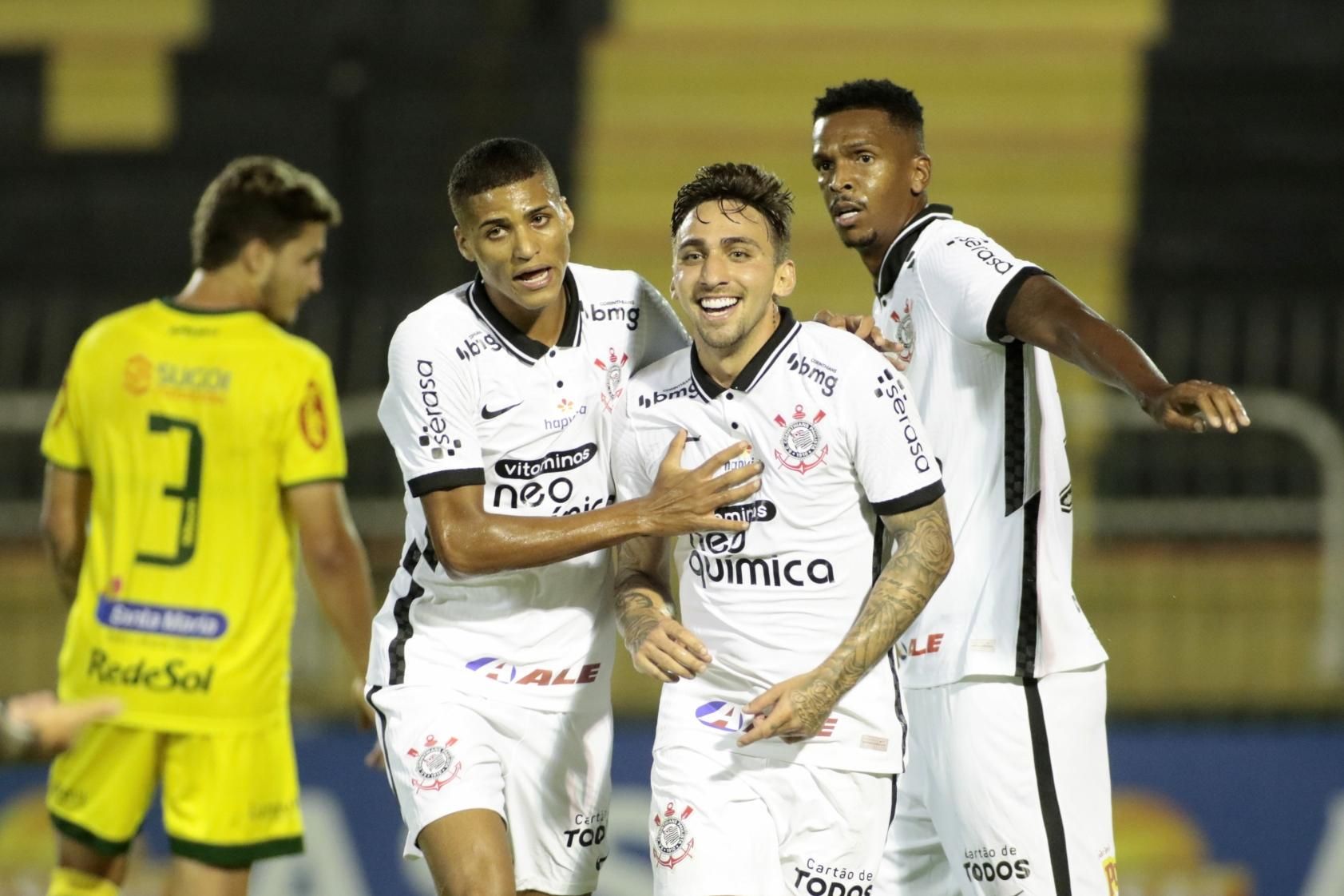 Corinthians marca no fim, bate o Red Bull Bragantino e conquista título  inédito da Copa Paulista