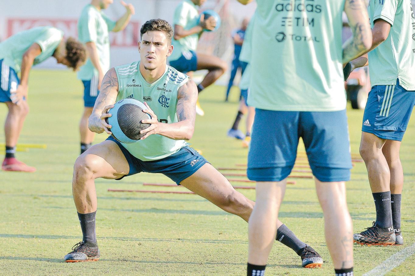 Escalação do Flamengo: time viaja para encarar o Olimpia sem Rodrigo Caio e  Pedro, flamengo