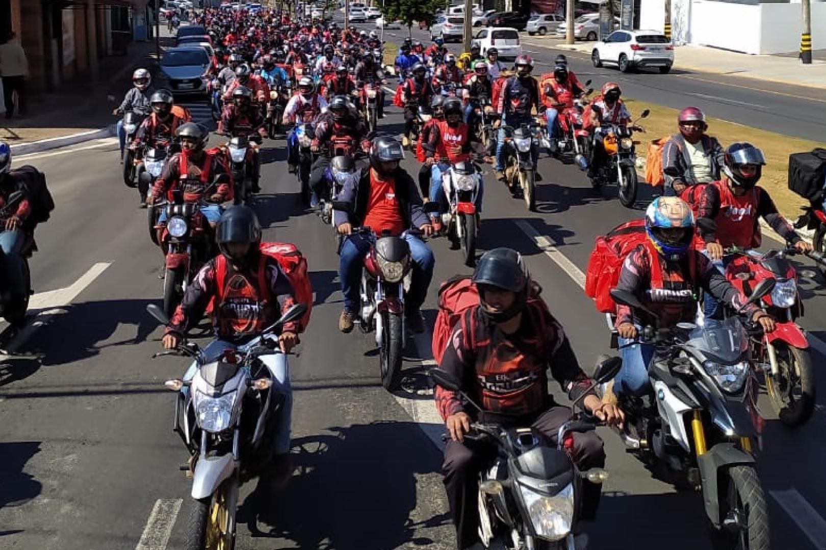 Motoboys protestam após motorista destruir moto de entregador