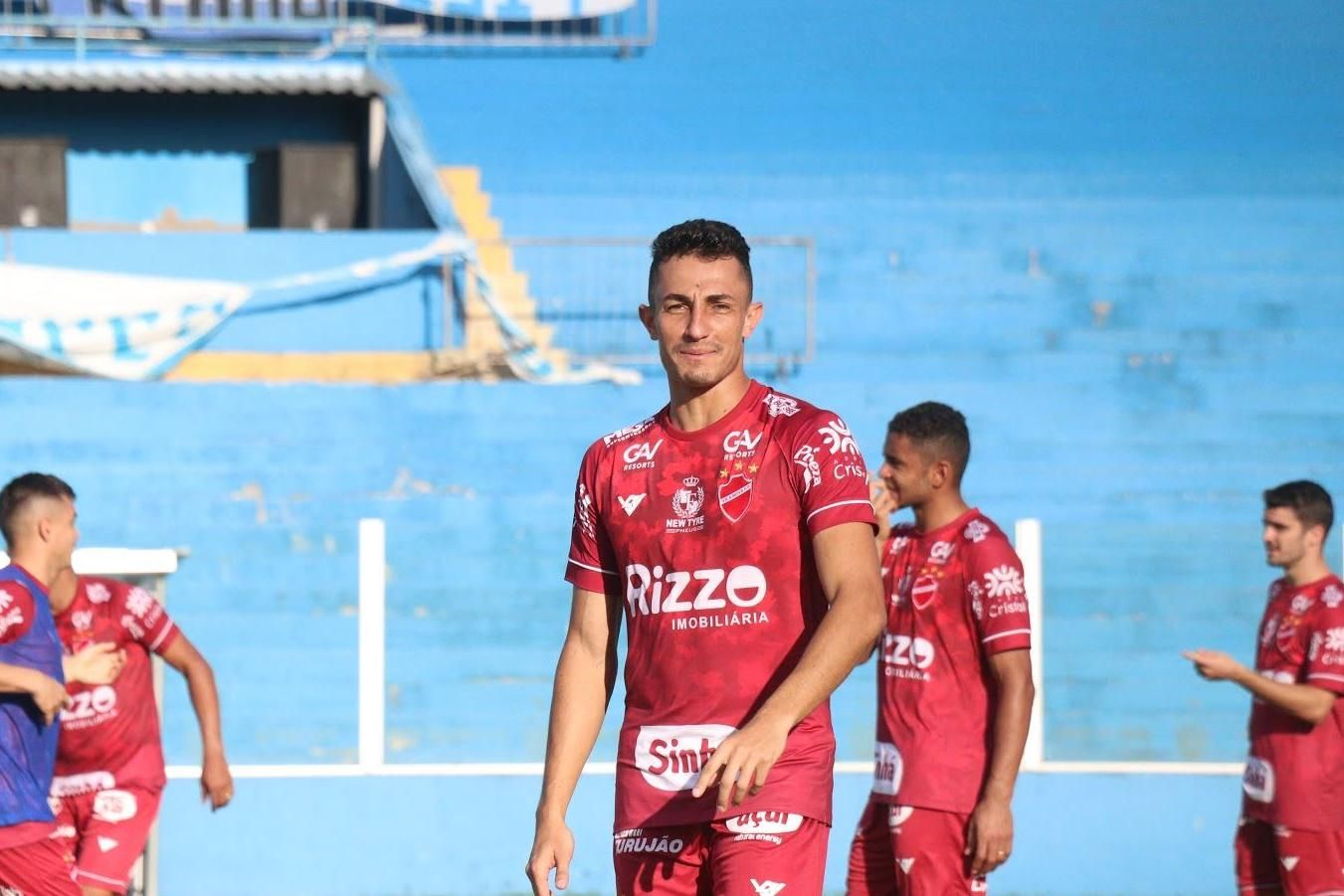 Matheuzinho e Wesley disputam a titularidade da lateral-direita do