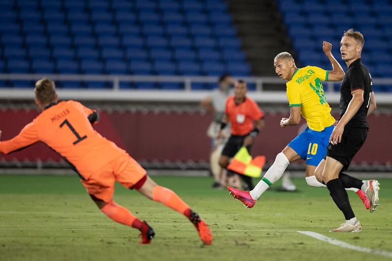 Com golaço de Richarlison, Brasil domina Sérvia e repete vitória