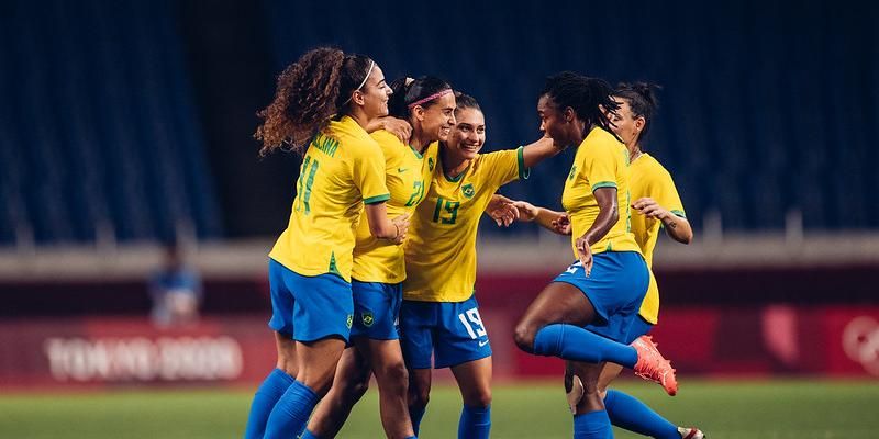 Brasil bate o Canadá de virada e fatura torneio de futebol feminino pela  sexta vez