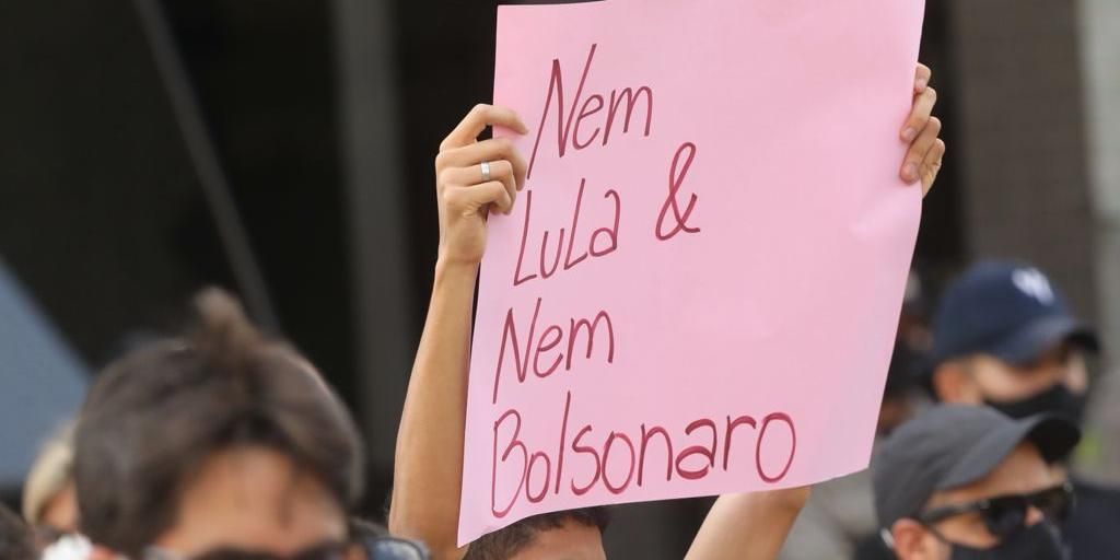 Joguinho on-line para você fazer a Dilma correr (ou não) do impeachment
