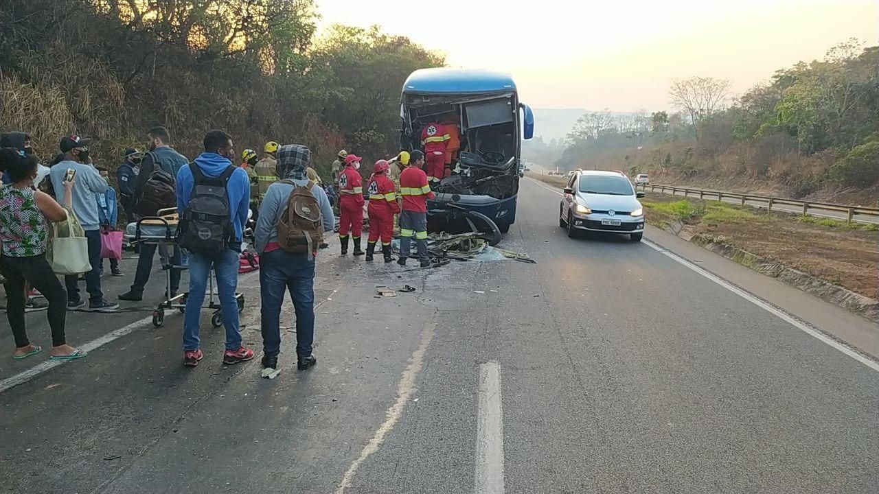 Colisão traseira entre carretas deixa uma pessoa ferida em Campina