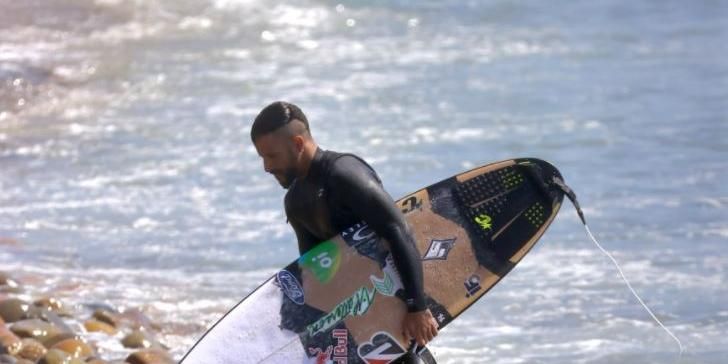 Com a família, Filipe Toledo já curte ondas de Pipeline no Havaí - Estadão