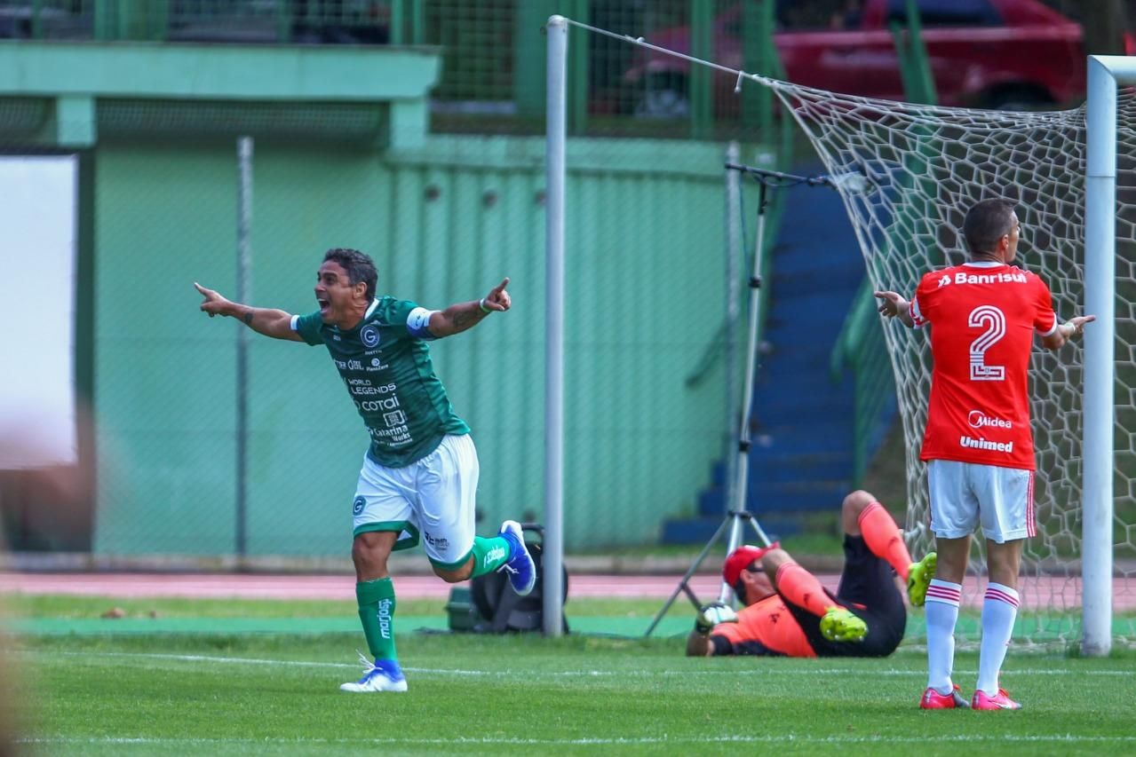 Wesley estreia pelo CRB em posição diferente e aparece pouco na