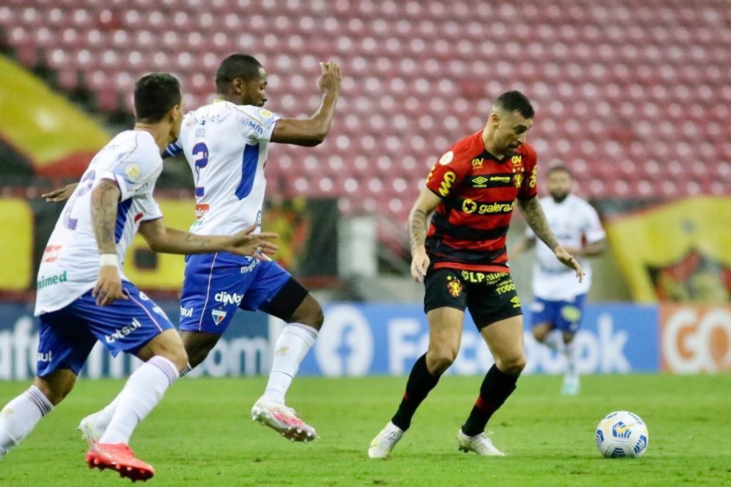 Galo faz o dever de casa, bate o Goiás e sobe para o quinto lugar