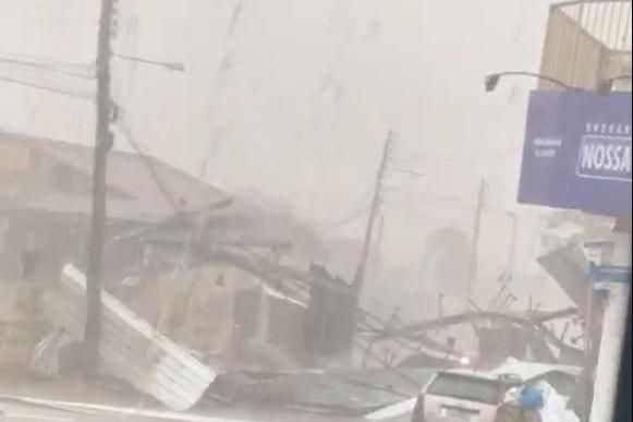 Chuva com muitos raios na noite de segunda para terça-feira assusta  moradores e derruba árvores