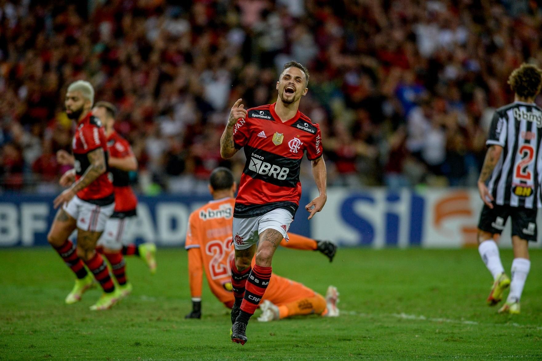 Vidal comemora gol marcado por Isla na vitória do Flamengo