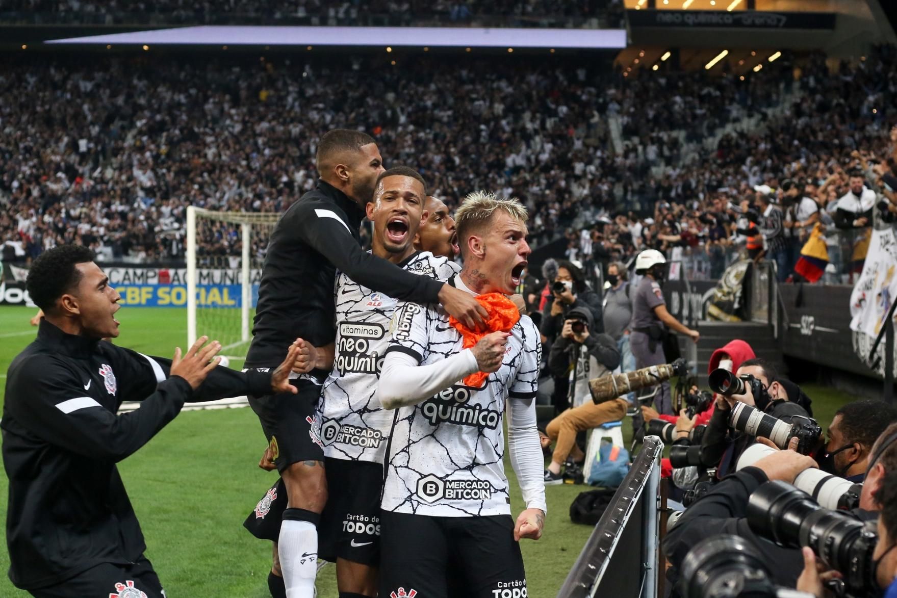 Corinthians marca no último lance e vence Chape diante de quase 40