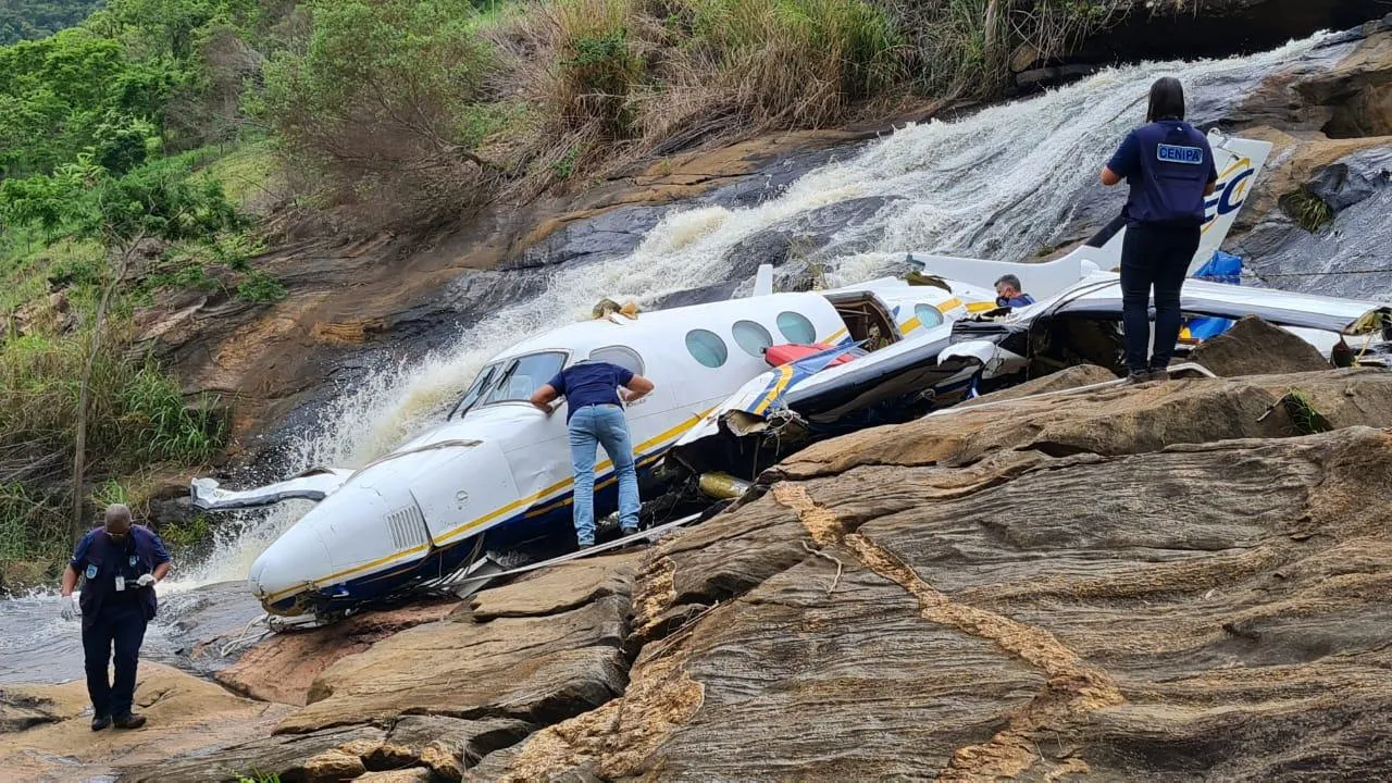 Avião de pequeno porte cai no Acre e mata 12 pessoas, entre elas uma bebê,  diz governo