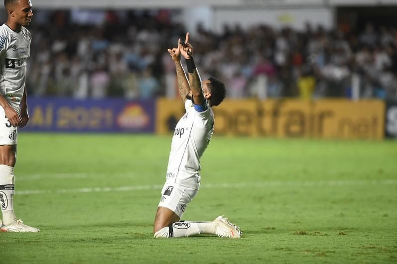 Em rede social, Santos para de acompanhar goleada após quinto gol