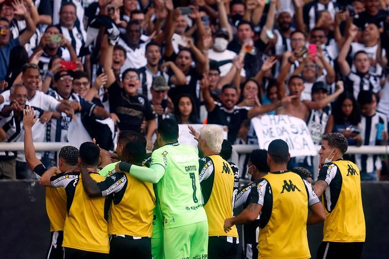 Em dia de festa, Botafogo empata no Engenhão e impede acesso do Guarani -  28/11/2021 - UOL Esporte