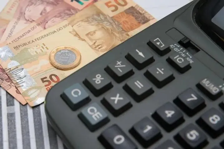 Recursos de segurança aumentam custo de produção das novas cédulas de R$ 50  e R$ 100 - Jornal O Globo