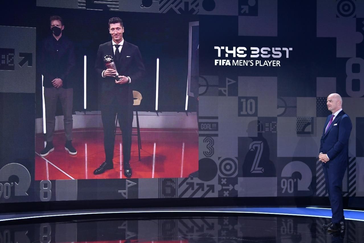 Lewandowski é eleito o melhor jogador de futebol do mundo pela FIFA