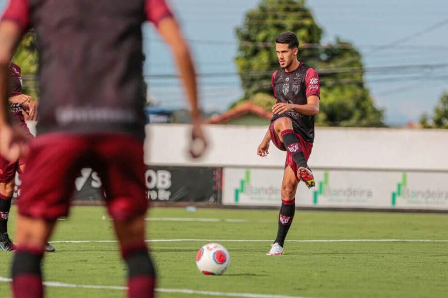 Goleiro do Atlético-GO diz fazer “leitura corporal” nos pênaltis; veja  lista de defesas