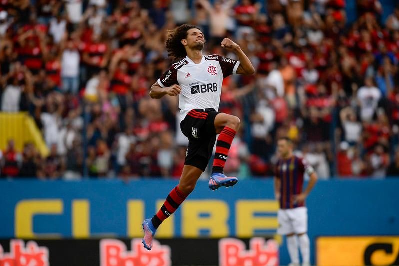 Melhor em campo, Diego Alves comemora vitória do Flamengo na