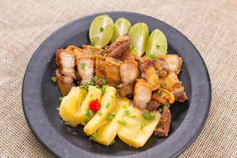 Comida di Buteco: creme de macaxeira com charque e cebola na brasa é um dos  pratos que concorrem no festival, Pernambuco