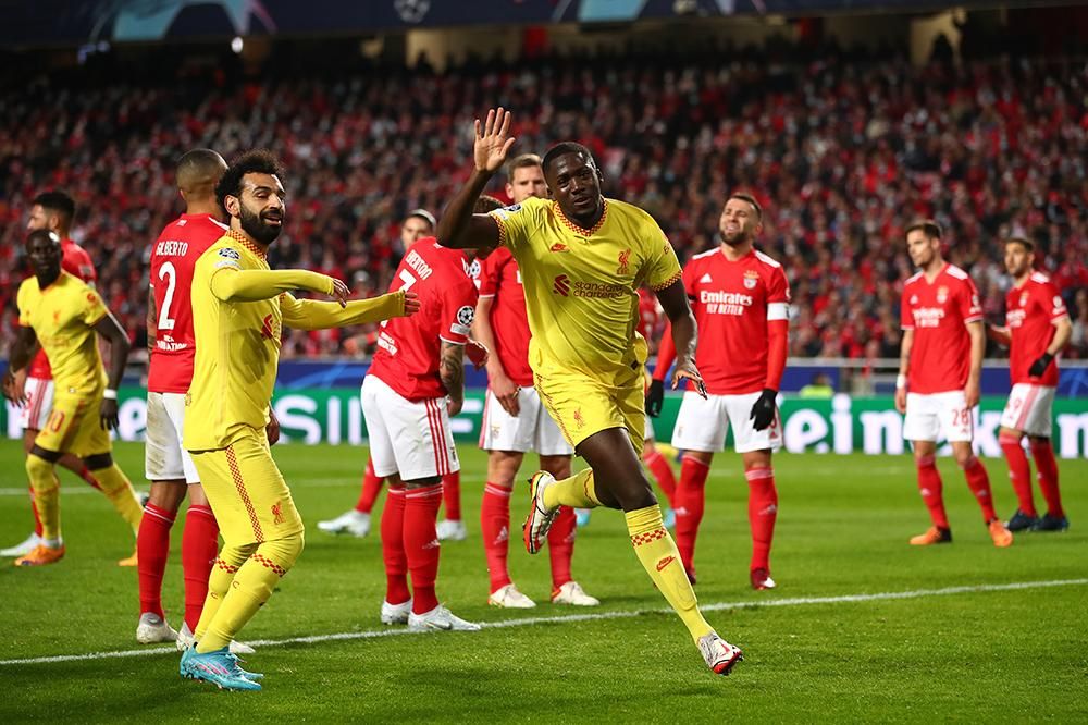 Arsenal abre vantagem, mas deixa Liverpool empatar em partida com três gols  de brasileiros