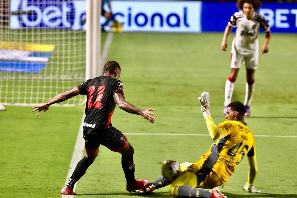 Após gol de falta, Coutinho valoriza triunfo em momento de pressão 