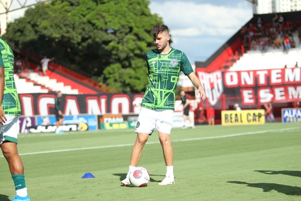 Jogador do Real acerta chute em janela ao lado de estádio, e bola