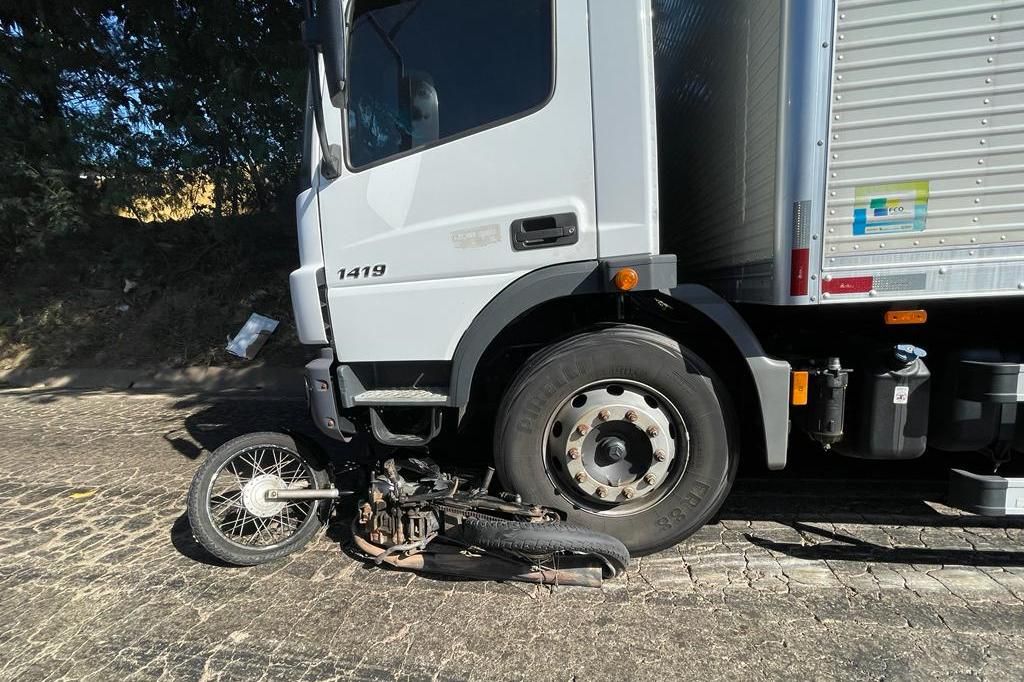 Estudante de 24 anos morre após bater moto em caminhão em rodovia