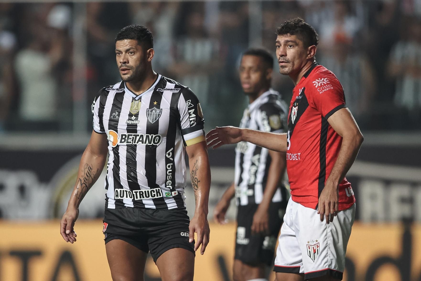 Jogador De Futebol Profissional Em Ação No Estádio Com Lanternas E