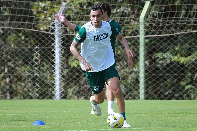 Goiás negocia contratação do lateral Douglas Silva, destaque do
