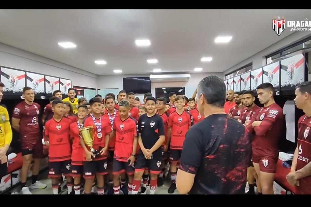 Ex-jogadores do Criciúma prestam homenagem ao goleiro Alexandre