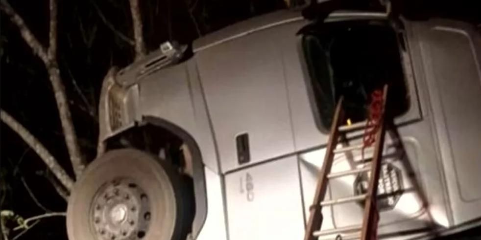 Carro de funerária bate de frente com ônibus e mata motorista em rodovia de  Goiás, Goiás