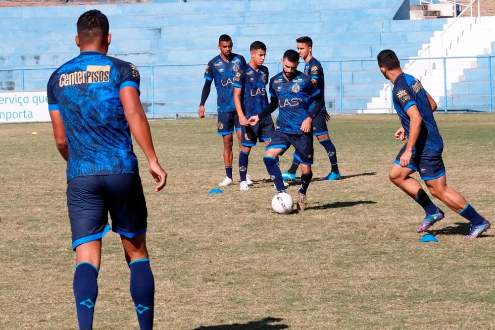 Lucas Costa não treina com elenco do Paysandu e é dúvida para