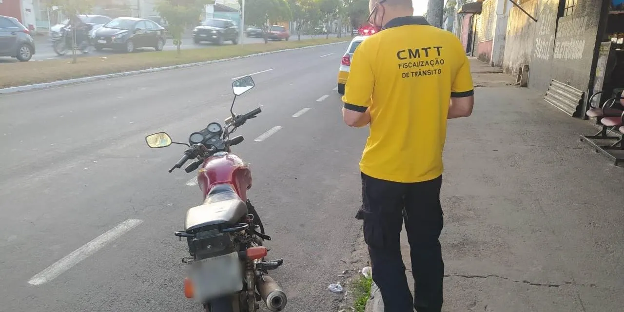 Moto com quase R$ 45 mil em multas é apreendida pela Polícia