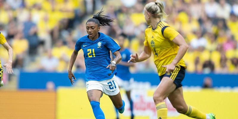 Brasil bate o Canadá de virada e fatura torneio de futebol feminino pela  sexta vez