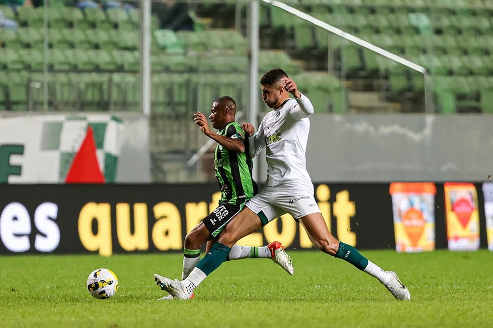 Em jogo marcado por confusão, Brasil sofre gol em bola aérea