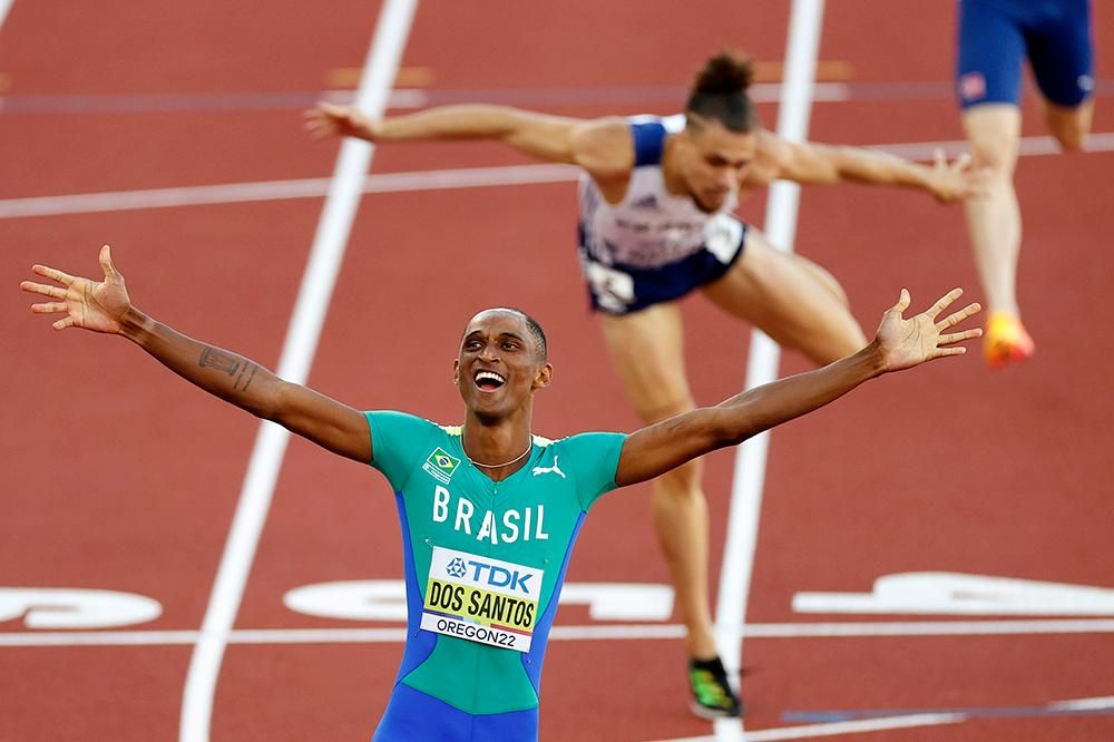 Alison dos Santos é campeão mundial dos 400 m com barreiras