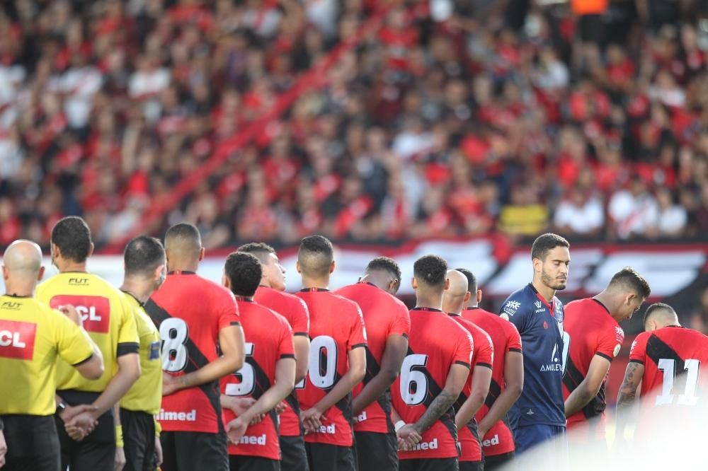 Goleiro do Atlético-GO diz fazer “leitura corporal” nos pênaltis; veja  lista de defesas