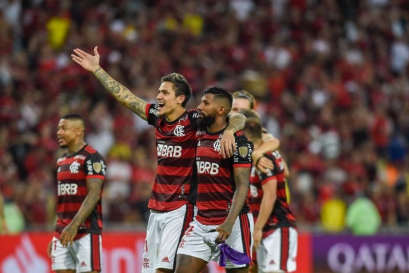 Vai encarar? Com 2,04m, Fábio Santos é o maior zagueiro do Brasil