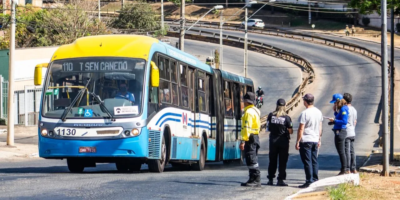 Carro de funerária bate de frente com ônibus e mata motorista em rodovia de  Goiás, Goiás