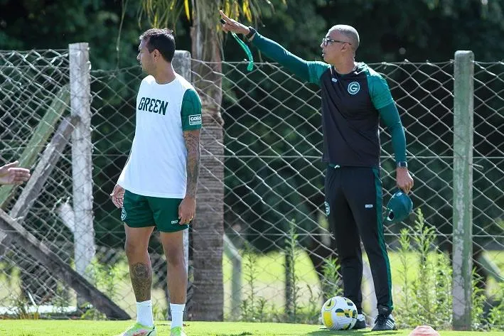 Wesley joga após três meses fora por lesão e Zé Rafael completa