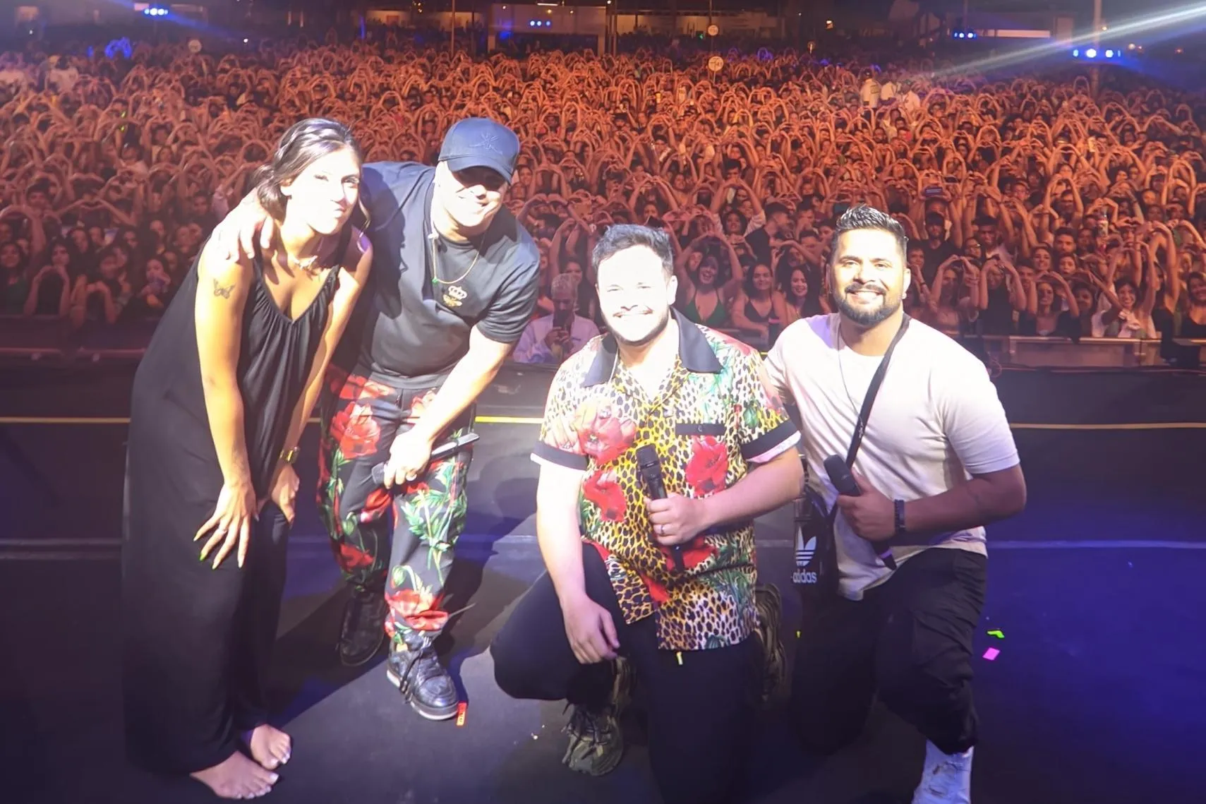 Peão emociona multidão ao pedir namorada em casamento na arena de