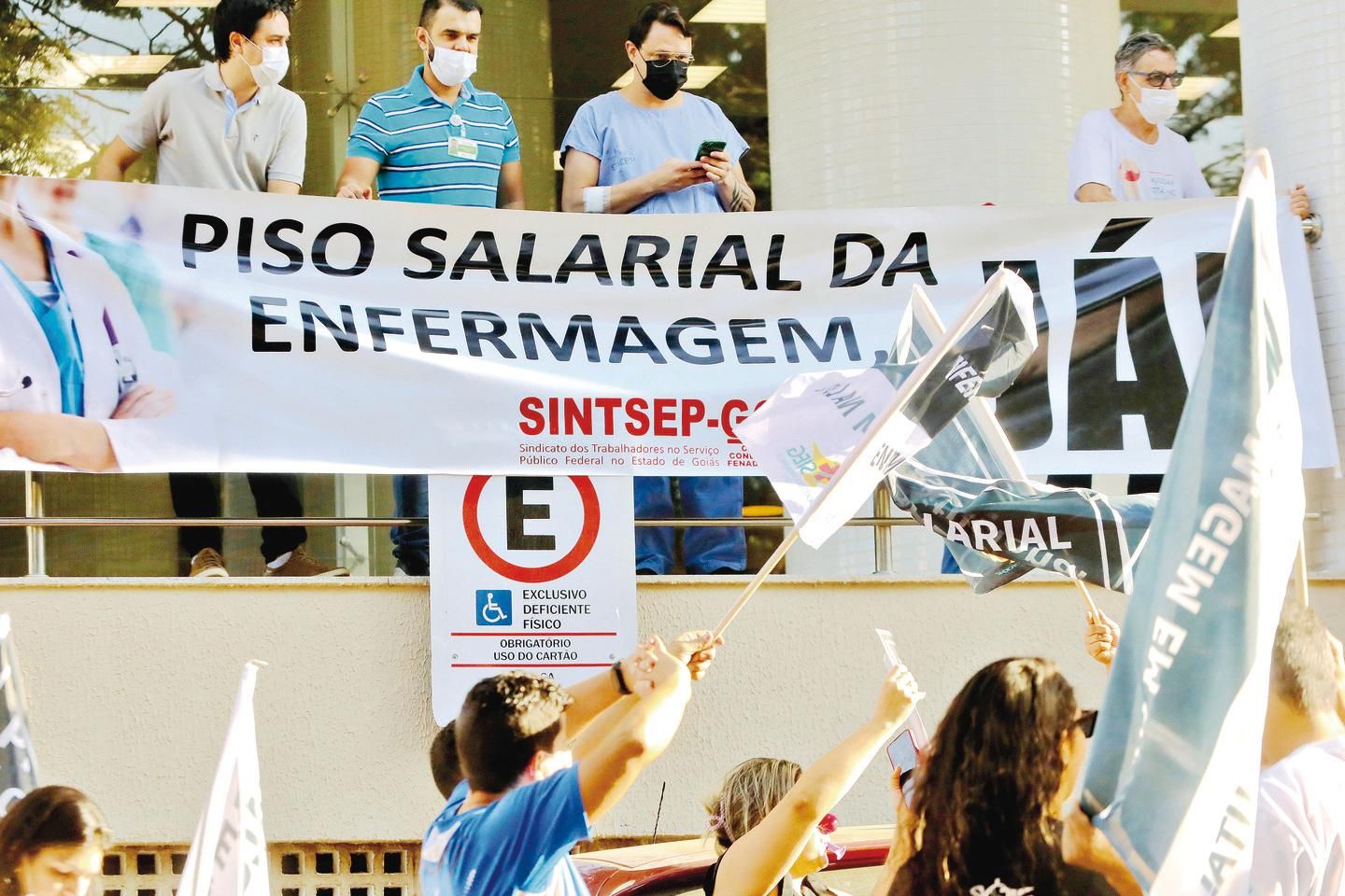 Sindicatos conseguem suspender debate sobre trabalho nos fins de