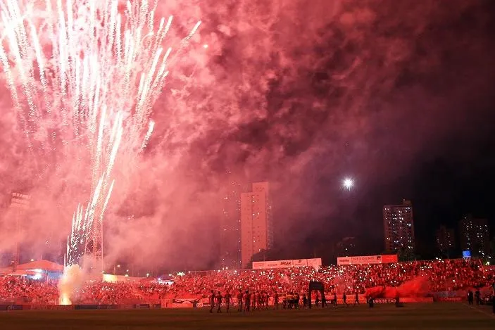 Fogos-de-artifício Sobre O Estádio De Futebol Como O Jogo Final Da