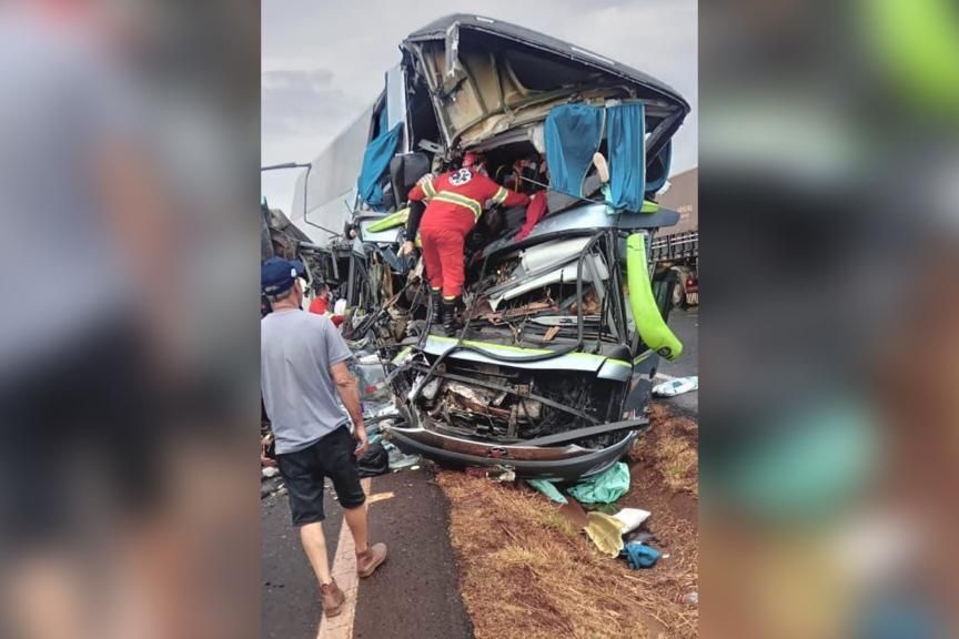 Três adultos e um bebê ficam feridos em acidente entre carro e caminhão, em  Itumbiara